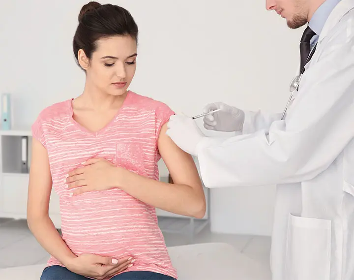 गर्भावस्था के दौरान वैक्सीनेशन: जानें क्यों है अनिवार्य स्वस्थ माँ और शिशु के लिए!